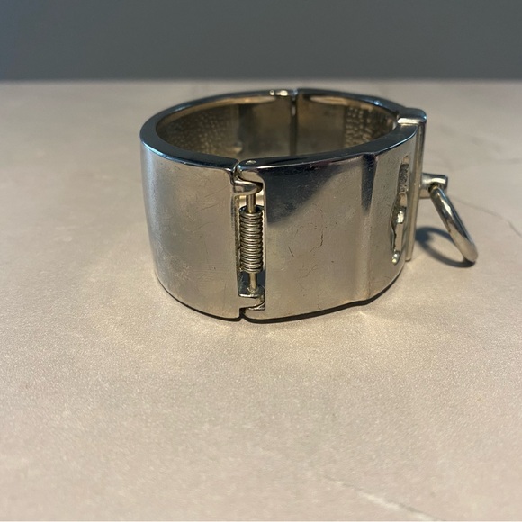 Silver Metal Bracelet with Keyhole Design - Picture 4 of 7